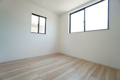 2面採光を確保した明るい室内は、風通しも良く、大変居心地の良い空間となっております。日当たりがよく、子供部屋としての利用もおすすめ。