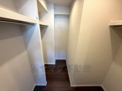 洋室にはハンガーパイプ付きのウォークインクローゼットが設けられています。たっぷり収納できるので衣替えの心配もいりませんね＾＾