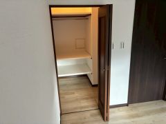和室以外の全洋室に収納スペースが設けられています＾＾ すっきりと整理整頓でき気持ちよく過ごせますね＾＾ 