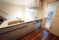 収納も、作業スペースも広々と設けられた使いやすいシステムキッチンです＾＾カウンターキッチンなので、ご家族と会話をしながら楽しくお料理ができます＾＾