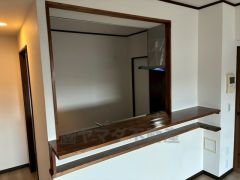 キッチン前方にはカウンター付き＾＾ 作業スペースが広がるのが嬉しいポイントです。料理の配膳・後片付けが楽になり、家事効率も上がりますね＾＾ 