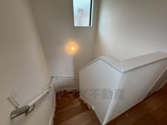 お子様も高齢の方も安心して上り下りができる手摺がついた安心設計です。 階段には小窓を配置しました。日中でも暗くなりがちな階段下が明るくなり安全ですね。