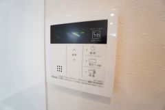 雨の日の洗濯も安心できる浴室暖房乾燥機付き浴室。リモコンで操作もボタン1つで簡単。