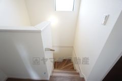 お子様も高齢の方も安心して上り下りができる手摺がついた安心設計です。 階段には小窓を配置しました。日中でも暗くなりがちな階段下が明るくなり安全ですね。