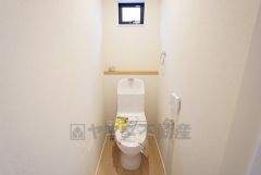 1階2階の2ヶ所にトイレがありますので、忙しい朝にも家族に気を使わず、ゆとりが生まれますね＾＾ 小窓付きで換気する時に便利です＾＾