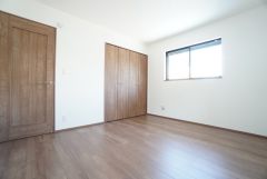 約7帖。主寝室としてお使いいただけそうなこちらのお部屋は、日当たりが良く、爽やかな風を感じて起きる朝は、快適生活の始まりに。