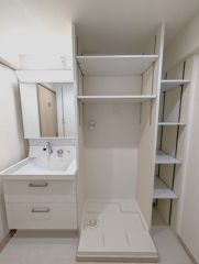 三面鏡裏収納付き洗面化粧台です＾＾ 歯磨きセットやスキンケア用品などの収納に便利ですね。 生活感も隠すことができ、来客時にも安心です。