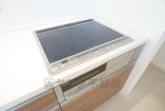 お手入れのしやすいIHクッキングヒーターです。3口コンロなので、効率よくお料理が楽しめます。毎日のお料理も楽しくなりますね＾＾