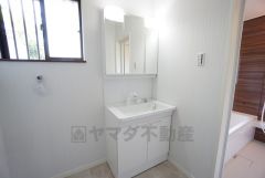 三面鏡裏収納付き洗面化粧台です＾＾ 歯磨きセットやスキンケア用品などの収納に便利ですね。ランドリースペース上部には窓も付いており換気に便利です＾＾ 