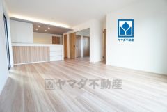 窓から光が差し込む明るいダイニングです＾＾明るく開放感があるため長時間リビングで過ごしたい人におすすめです＾＾