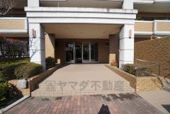 清潔感あふれるエントランス＾＾ マンション入り口は管理が行き届いているため、む人に心地よさと安心感を与えます＾＾