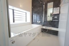 1日の疲れを癒すくつろぎのバスルーム。足を伸ばしてもゆったりと入れるサイズです。お子様と一緒にお風呂に入っても狭くないですね＾＾ 