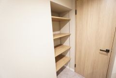 洗面脱衣室には可動棚タイプの収納が設けられています＾＾衣類やタオルの収納に便利ですね＾＾