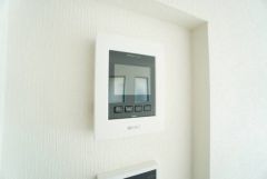 防犯性、セキュリティ対策に安心できるテレビモニター付きインターフォンです。セールスマン対策にもなり安心できます。