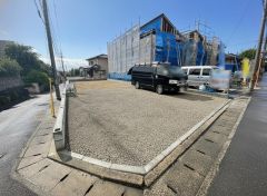 駐車スペースはゆとりある2台分を確保。マイカー用に、お客さま用に、余裕を持ってご利用いただけます。