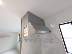 コンロ上には換気扇完備＾＾すぐ横に小窓が設けられているので、換気扇と合わせてWで換気できます＾＾