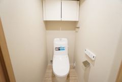 ウォシュレット、暖房便座、節電・節水機能など、使い勝手のよい高機能トイレです。 上部には収納棚が付いています＾＾ 