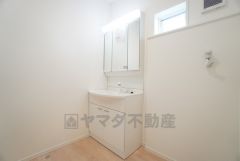 三面鏡裏収納付き洗面化粧台です＾＾ 歯磨きセットやスキンケア用品などの収納に便利ですね。 生活感も隠すことができ、来客時にも安心です。