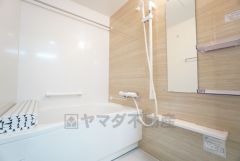 清潔感あふれる明るいバスルームで、リラックスできる時間をお楽しみいただけます＾＾ 浴室乾燥機付きで、雨の日のお洗濯にも便利です。