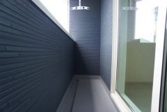 広々としたバルコニー。 天気のいい日にはお布団もまとめて干せそうですね＾＾