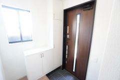 たっぷり収納できるシューズボックス付きです。家族全員の靴がきれいに整頓できます。棚の上にお花や写真を飾っても良いですね。