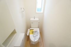 1階2階の2ヶ所にトイレがありますので、忙しい朝にも家族に気を使わず、ゆとりが生まれますね＾＾ 小窓付きで換気する時に便利です＾＾