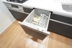 炊事時間を大幅に短縮できる食器洗浄乾燥機付き＾＾食器を洗う手間が減るので家族とのコミュニケーションの時間や自分の時間が増えますね。