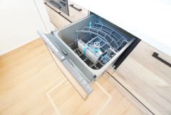 食事の後の手間を解消する食器洗い乾燥機付。冬場の洗い物で手荒れの悩みもなくなります。手洗いよりも節約できて便利。