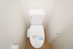 ウォシュレット、暖房便座、節電・節水機能など、使い勝手のよい高機能トイレです。 上部には収納棚が付いています＾＾