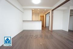 対面式キッチンを中心としたリビングダイニングで家族の会話が弾みそうです。