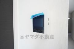 防犯はもちろん、セールスマン対策にもなるモニター付きインターホンです。 来訪者の顔が見えるので安心ですね＾＾