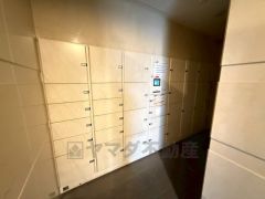 宅配ボックス付き。お仕事中や外出中などの不在時にも荷物が受け取れるのはとっても便利ですね＾＾セキュリティ面でも安心です＾＾ 