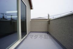 南向きで陽当たりの良いバルコニーです。お洗濯やお布団干しはもちろん、日光浴スペースにも＾＾