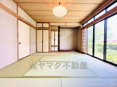 ＬＤＫに隣接する和室です。玄関ホールからも出入りできるので来客時にも重宝します。お昼寝や洗濯物を畳んだり、アイロンをかける作業スペースとしても活躍しそうですね。