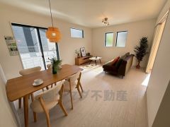 大きな掃き出し窓のあるリビングは、陽光あふれる明るい空間です。ゆったりと寛げる憩いの場となりそうです。