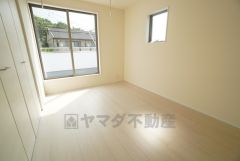 主寝室としてお使いいただけそうなこちらのお部屋は、日当たりが良く、爽やかな風を感じて起きる朝は、快適生活の始まりに。 