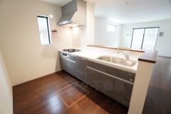 対面式キッチンなのでリビングにいるご家族とコミュニケーションを取りながら洗い物や、お料理が楽しめそうですね＾＾