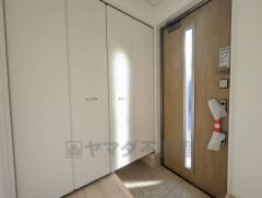 採光も考えられた明るい玄関です。たっぷり収納できるシューズボックス付きなので、家族全員の靴がきれいに整頓できます。