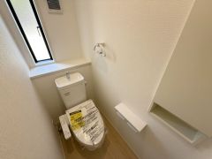 ウォシュレット、暖房便座、節電・節水機能など、使い勝手のよい高機能トイレです。小窓、収納棚付き＾＾