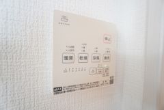雨の日の洗濯も安心できる浴室暖房乾燥機付き浴室。リモコンで操作もボタン1つで簡単。