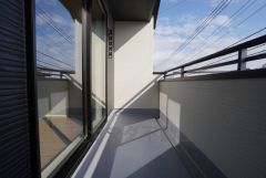 広々としたバルコニー。 天気のいい日にはお布団もまとめて干せそうですね＾＾