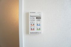 浴室暖房乾燥機には、暖房、乾燥、涼風、換気の4つの機能が付いています。タイマー付きです。換気・雨の日の洗濯も安心です＾＾