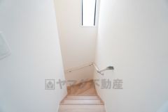 お子様も高齢の方も安心して上り下りができる手摺がついた安心設計です。 階段には小窓を配置しました。日中でも暗くなりがちな階段下が明るくなり安全ですね。