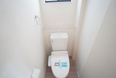 1階2階の2ヶ所にトイレがありますので、忙しい朝にも家族に気を使わず、ゆとりが生まれますね＾＾ 小窓付きで換気する時に便利です＾＾