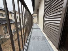 南向きで陽当たりの良いバルコニーです。 心地よい自然の光や風を感じることができ、ほどよく開放感のある空間＾＾ 