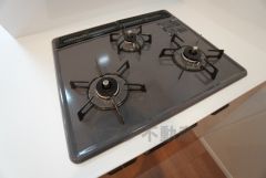 3種類の料理が同時に調理できる、3口ガスコンロ。忙しい夕食の支度時間が短縮できて効率よくお料理が楽しめます。