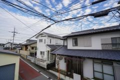 目の前に日差しを遮る建物がないので、日当たり＆風通し良好です＾＾心地よい自然の光や風を感じることができ、ほどよく開放感のある空間がつくれます。