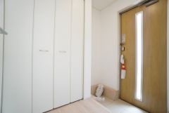 壁一面に設けた大容量の収納は実用性と機能性を兼ね備えています。急な来客でも、いつも整頓された玄関でお出迎えができます。