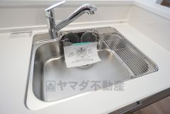 大きなお鍋も楽々洗える幅の広いシンクです＾＾ステンレスシンクなので簡単にお掃除できますよ。洗剤やスポンジもすっきりできる収納付き。