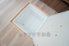 キッチンに床下収納があります。長期保存ができるもの、調理器具、防災グッズを入れておくのもいいですね。